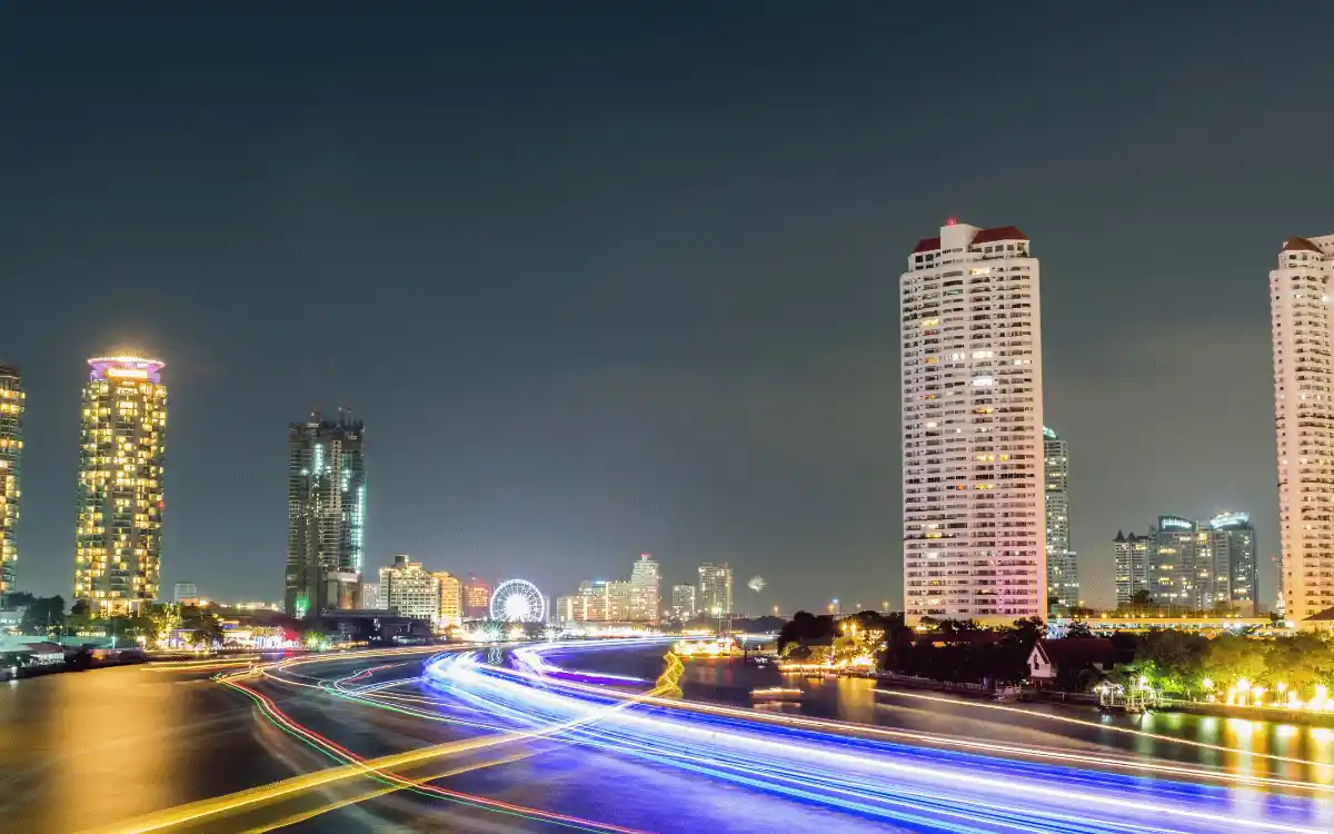 Вечерняя набережная Asiatique The Riverfront в Бангкоке