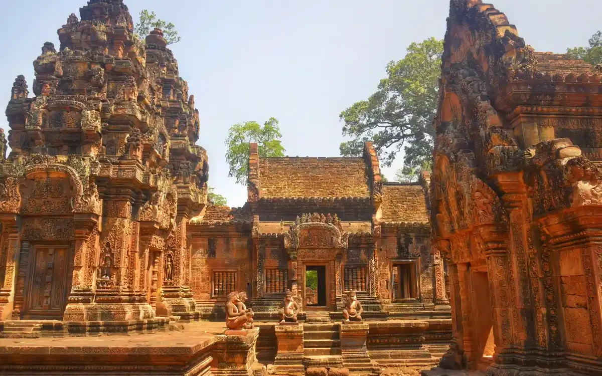 Бантей-Срей — Banteay Srei Temple из розового песчаника