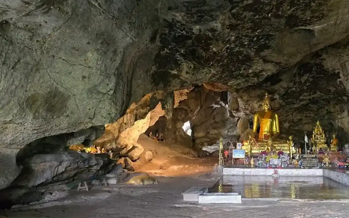 Krasae Cave Tham Krasae и Wampo Viaduct у реки Кхвэной