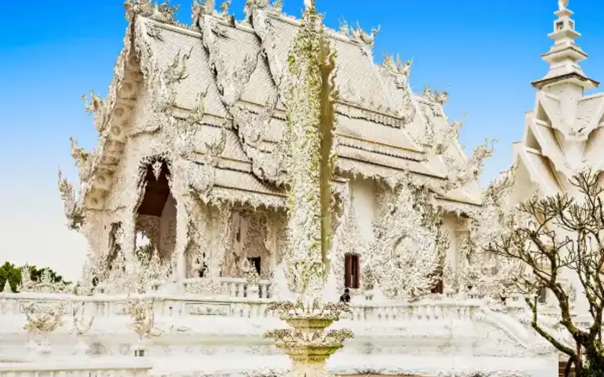 Белый храм Wat Rong Khun (White Temple) в Чианграе