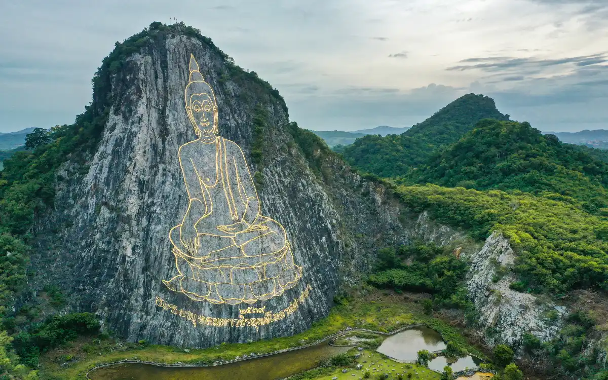 Кхао Чи Чан Khao Chi Chan Buddha Mountain рядом с Паттайей